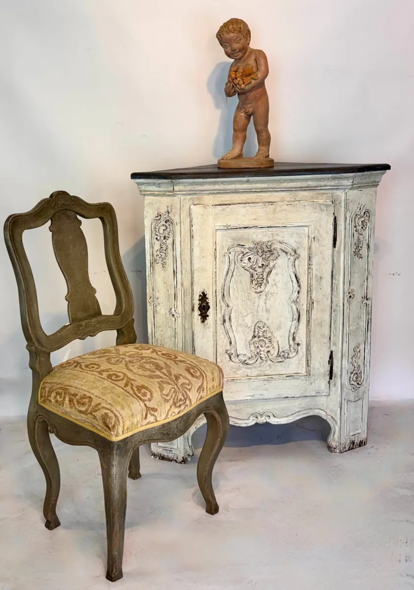 Barocker Eckschrank, Halbschrank, mit farbiger Fassung, Süddeutsch, Ende 18. Jhd