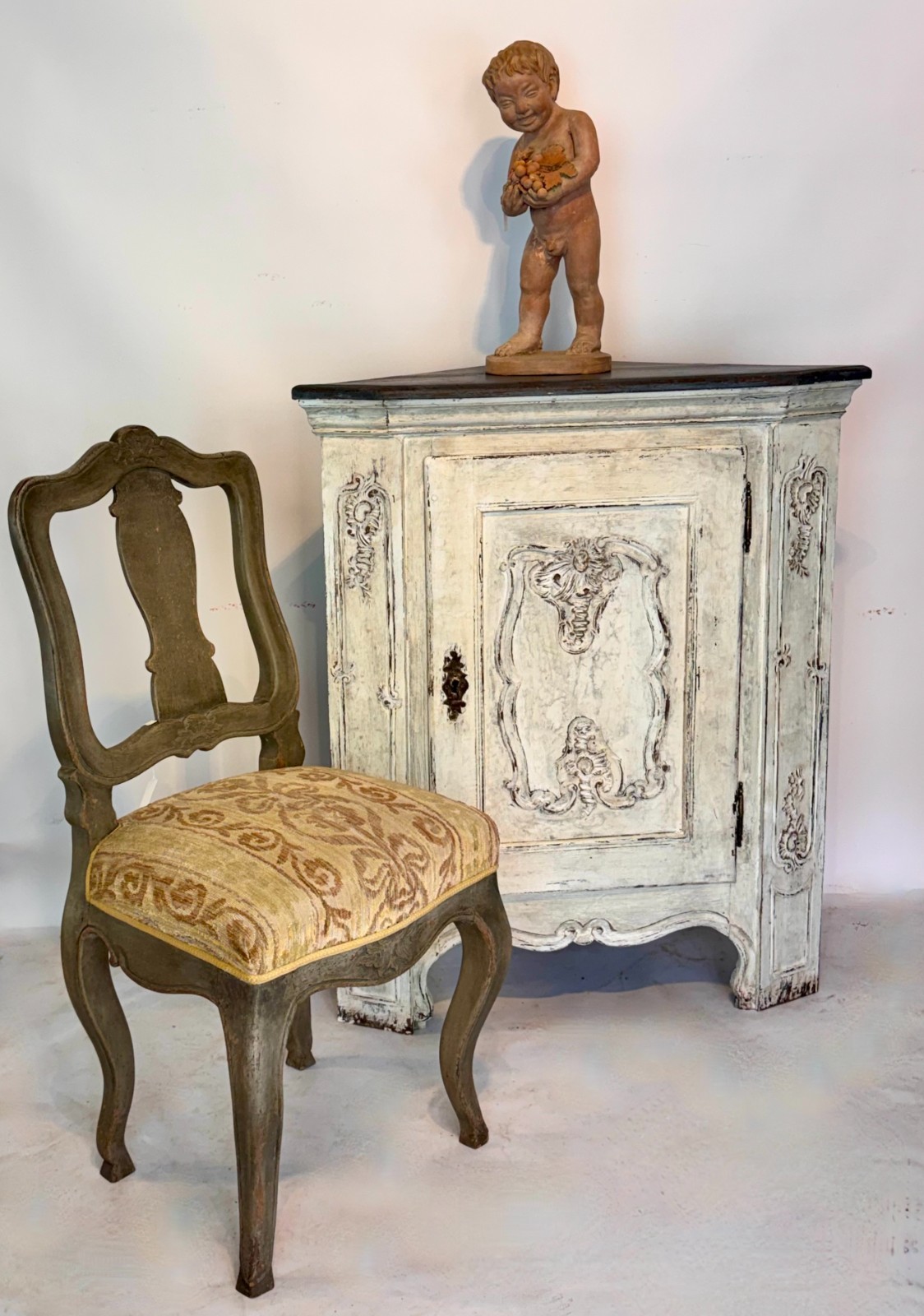 Barocker Eckschrank, Halbschrank, mit farbiger Fassung, Süddeutsch, Ende 18. Jhd — Ansicht 1
