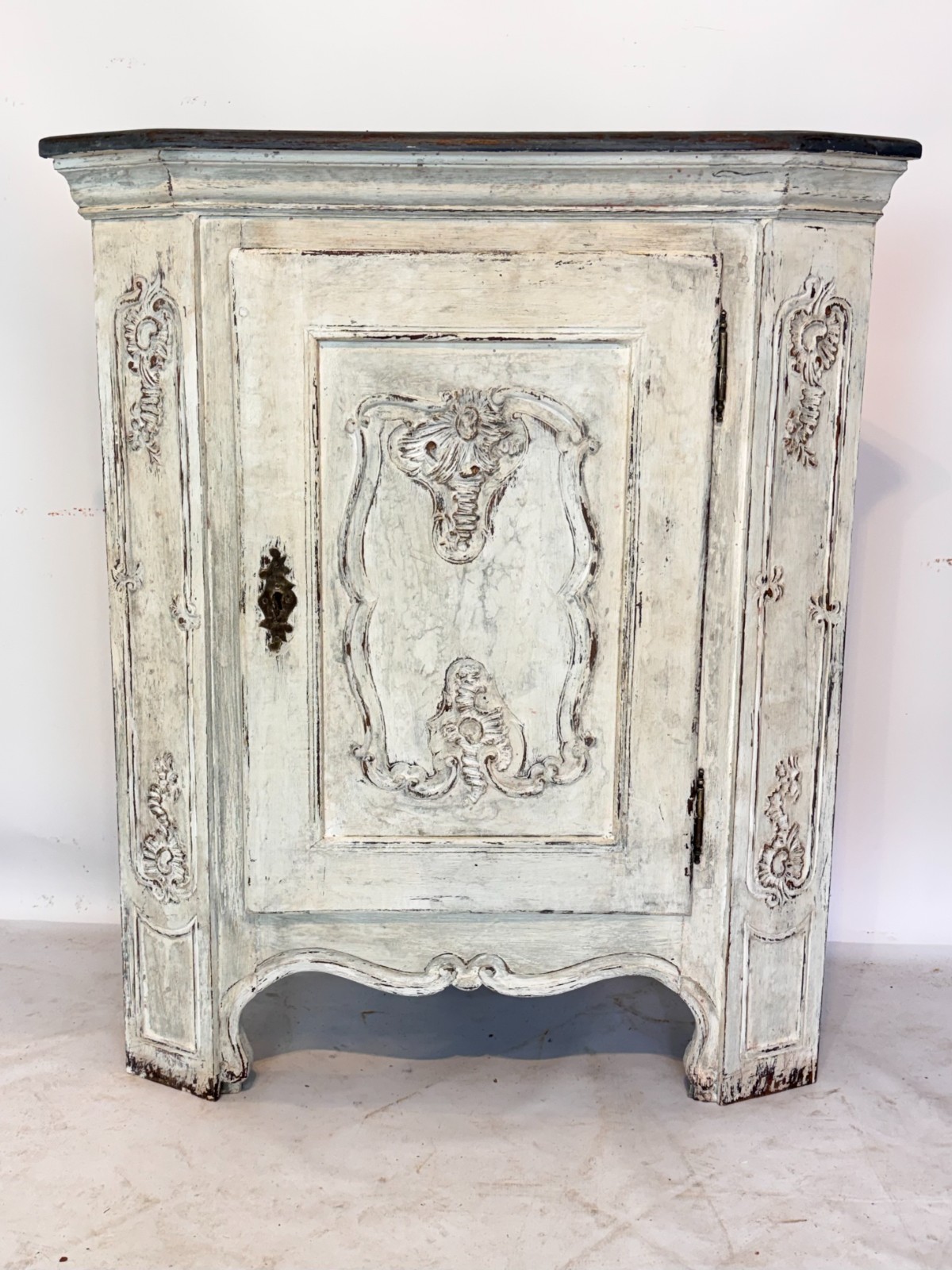 Barocker Eckschrank, Halbschrank, mit farbiger Fassung, Süddeutsch, Ende 18. Jhd — Ansicht 2