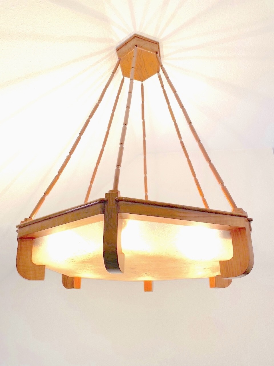 Große Art Deco Deckenlampe, Nussbaum, Frankreich um 1920, sechseckig — Ansicht 1