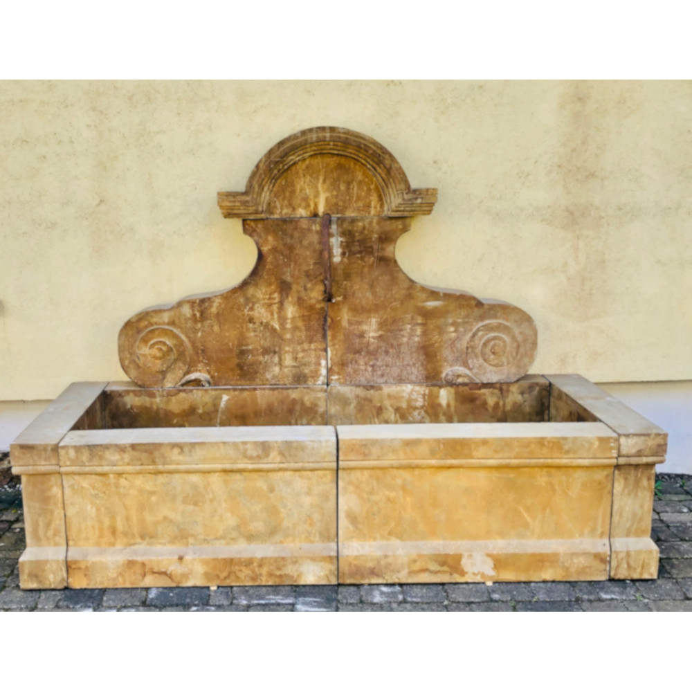 Großer Wandbrunnen aus Naturstein, Sandstein — Ansicht 1