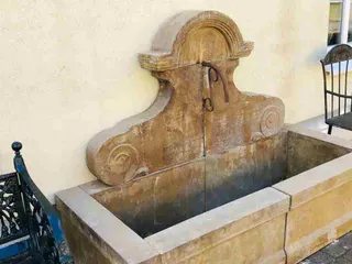Großer Wandbrunnen aus Naturstein, Sandstein, Ansicht 2