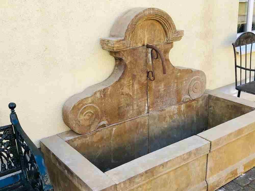 Großer Wandbrunnen aus Naturstein, Sandstein — Ansicht 2