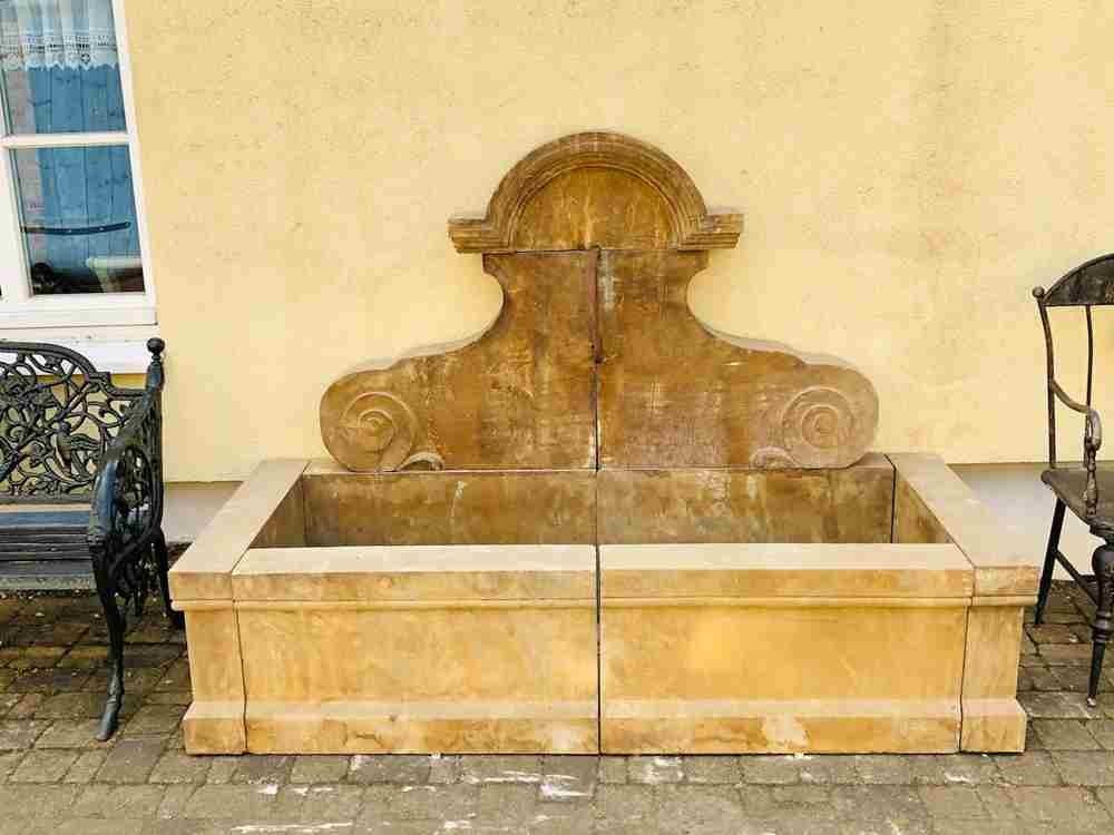 Großer Wandbrunnen aus Naturstein, Sandstein — Ansicht 3