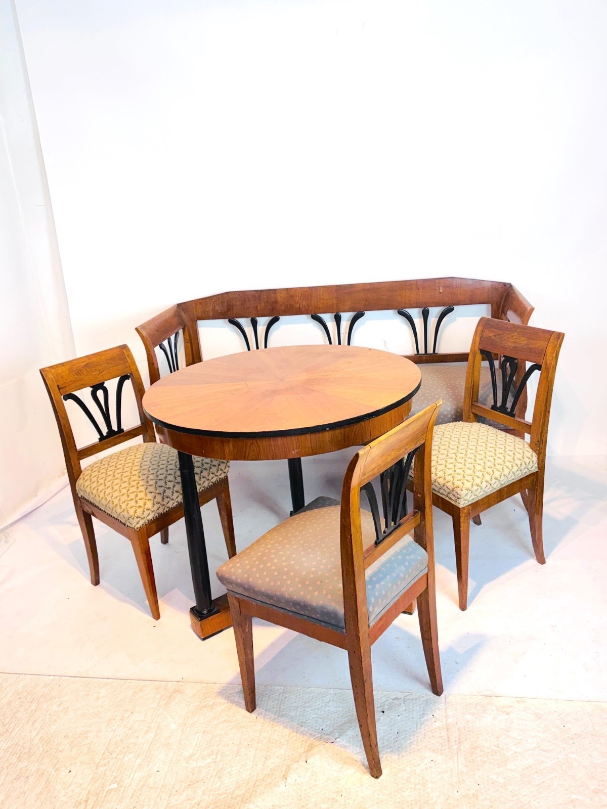 Biedermeier Sitzbank, Sitzgruppe, mit drei Stühlen u. runden Tisch, Kirschbaum, — Ansicht 1