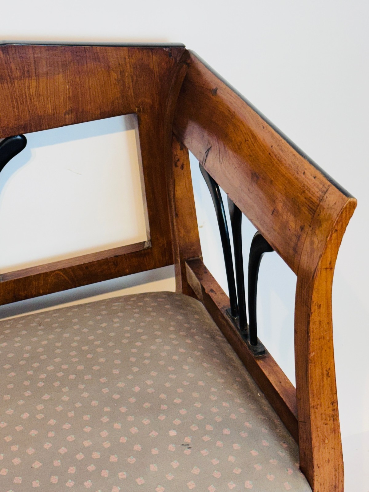Biedermeier Sitzbank, Sitzgruppe, mit drei Stühlen u. runden Tisch, Kirschbaum, — Ansicht 3