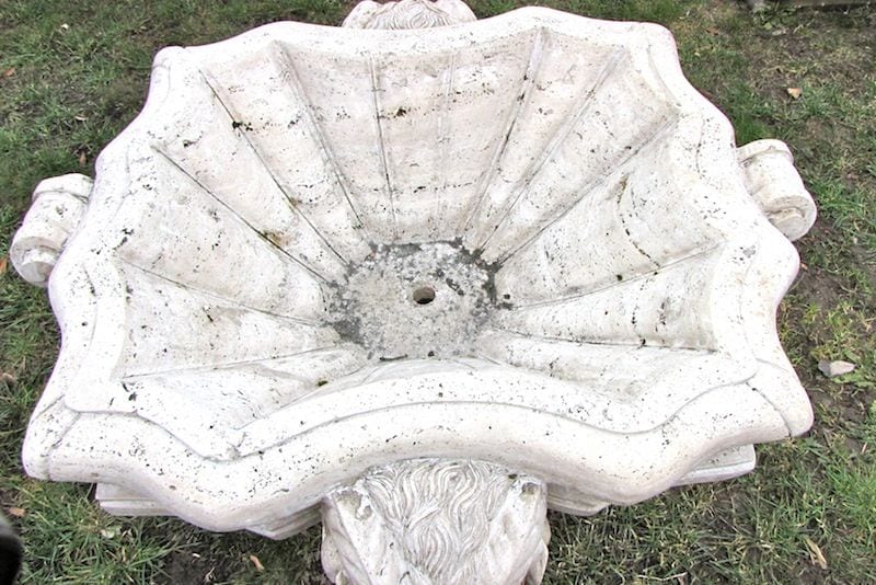 Großes altes Marmorbecken in Form einer Brunnenschale, im klassizistischen Stil, Ansicht 2