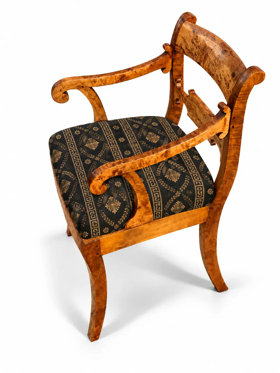 Biedermeier-Armlehnstuhl aus Maserbirke, Präsentationsbeispiel (KI-generiert)