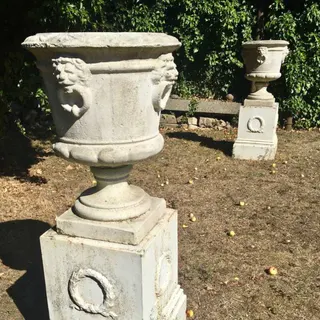 Klassische Amphorenvase als Pflanzkübel, Steinguss, Frankreich, Ansicht 2