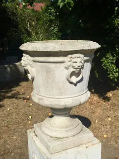 Klassische Amphorenvase als Pflanzkübel, Steinguss, Frankreich, Ansicht 3