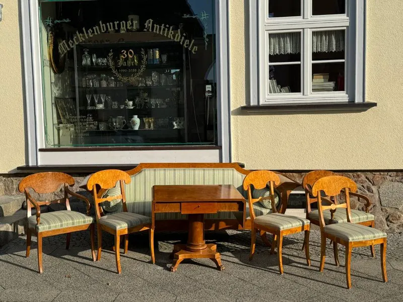 Biedermeier-Sitzgruppe: Sofa, Tisch, zwei Armlehnstühle, drei Stühle, Birke, 19. Jh.