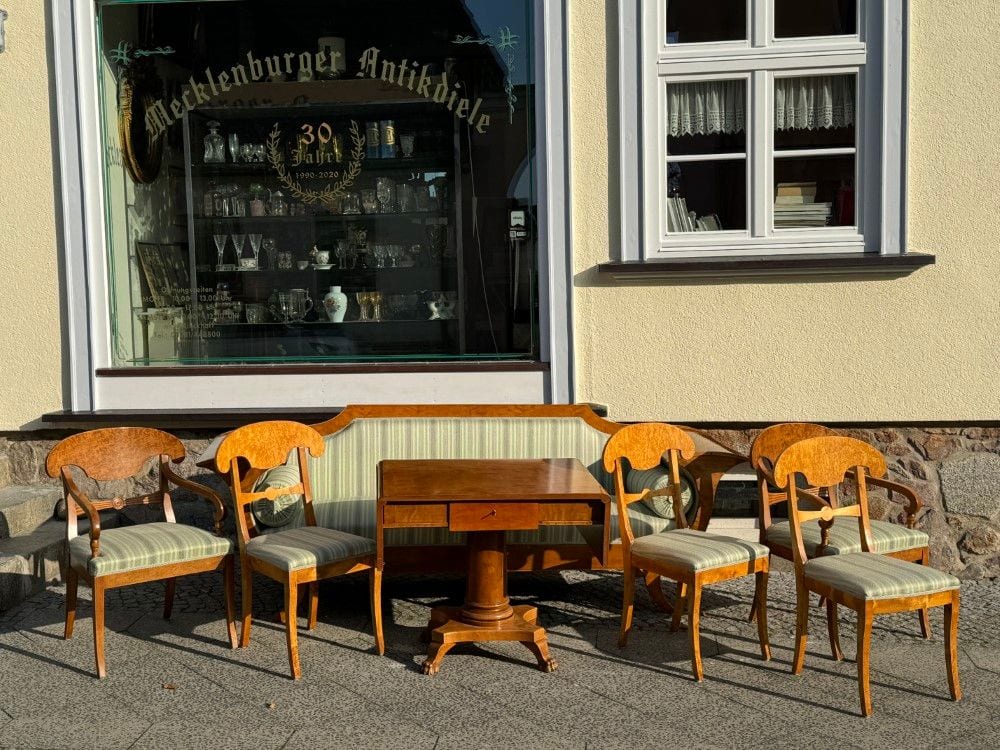 Biedermeier-Sitzgruppe: Sofa, Tisch, zwei Armlehnstühle, drei Stühle, Birke, 19. Jh., Ansicht 1
