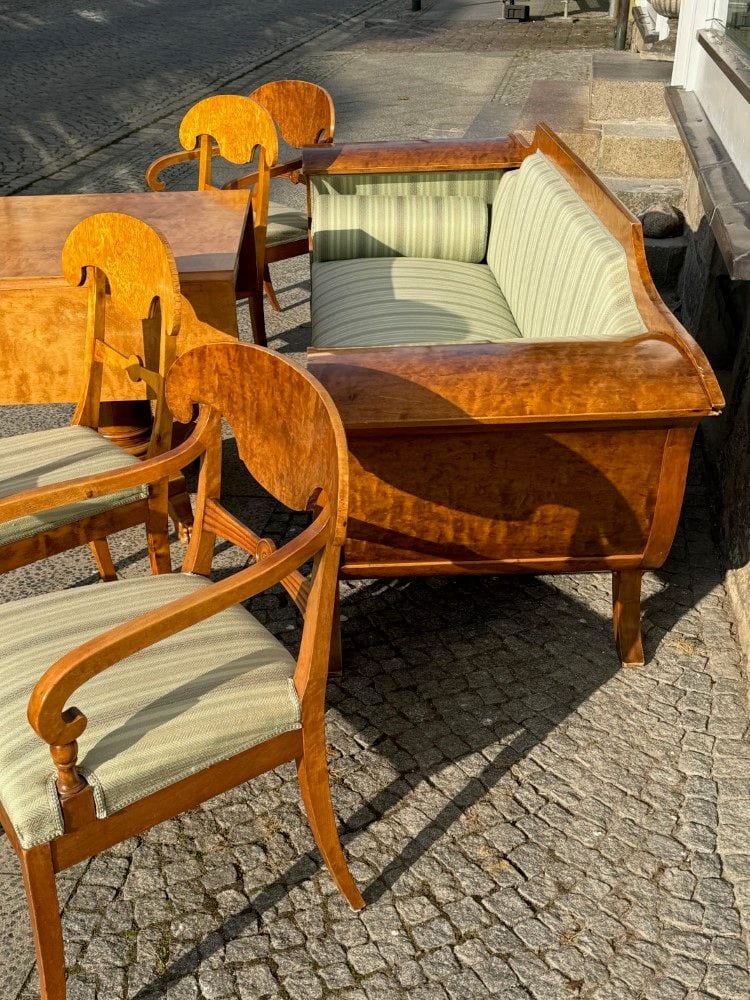 Biedermeier-Sitzgruppe: Sofa, Tisch, zwei Armlehnstühle, drei Stühle, Birke, 19. Jh., Ansicht 2