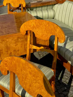 Biedermeier-Sitzgruppe: Sofa, Tisch, zwei Armlehnstühle, drei Stühle, Birke, 19. Jh., Ansicht 3
