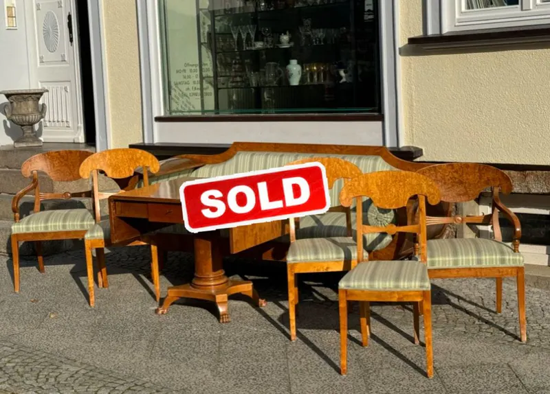 Biedermeier-Sitzgruppe: Sofa, Tisch, zwei Armlehnstühle, drei Stühle, Birke, 19. Jh., Ansicht 4