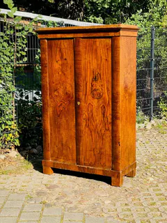 Biedermeier-Schrank, Nussbaum furniert, München, um 1820, Ansicht 1