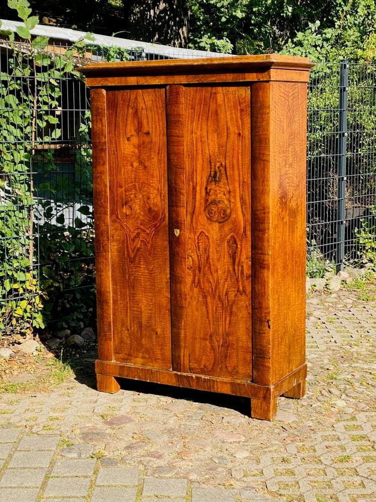 Biedermeier-Schrank, Nussbaum furniert, München, um 1820, Ansicht 1