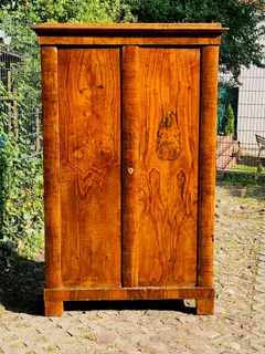 Biedermeier-Schrank, Nussbaum furniert, München, um 1820, Ansicht 2