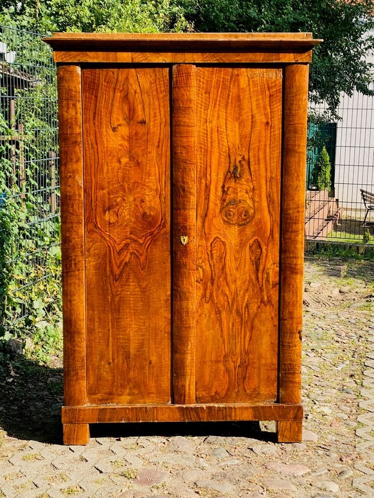Biedermeier-Schrank, Nussbaum furniert, München, um 1820, Ansicht 2