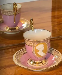 Antike Porträttasse mit Untertasse (sogenannte Königin-Luise-Tasse) der Königlichen Porzellan-Manufaktur Berlin (KPM), verziert mit einem rosa Fond und einem Reliefporträt., Ansicht 5