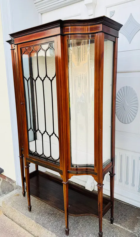 Vitrinenschrank im Sheraton-Stil mit Bombé-Front, Englische Glasvitrine , Ansicht 2