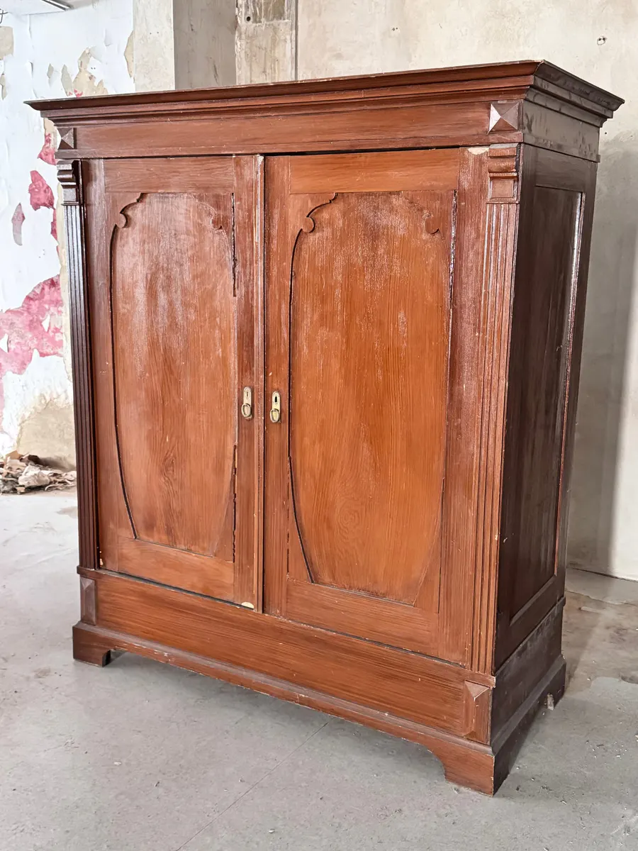 Gründerzeit-Kleiderschrank mit gemaserten Türfüllungen, Ansicht 5