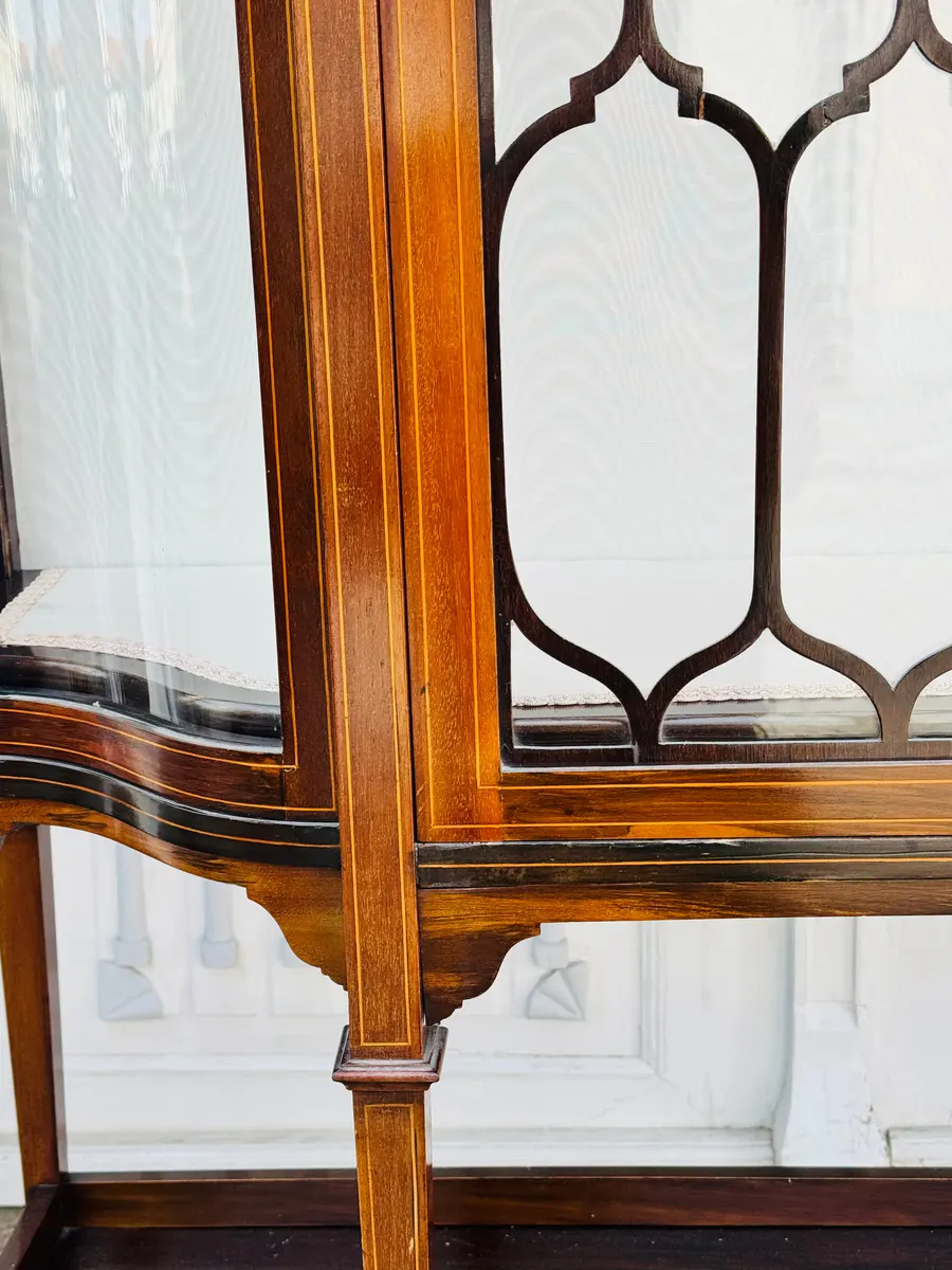 Vitrinenschrank im Sheraton-Stil mit Bombé-Front, Englische Glasvitrine , Ansicht 5