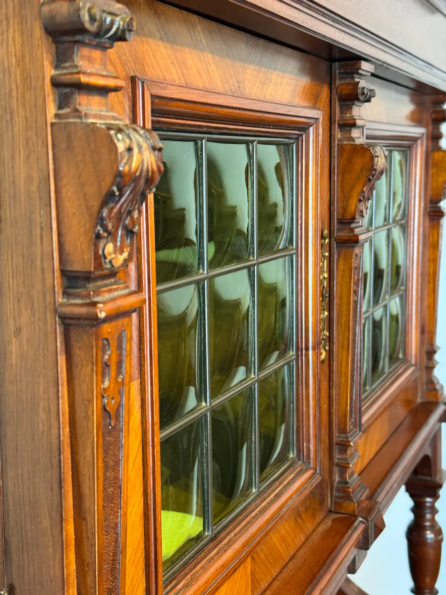 Kleines Gründerzeit Buffet mit Glasaufsatz, Nussbaum, Berlin um 1880, Ansicht 4