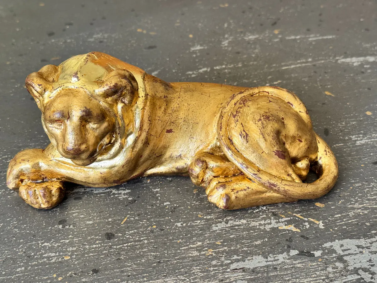 Liegendes Löwenpaar auf Biedermeier-Sekretär, Terrakotta, alte Vergoldung, Ansicht 4