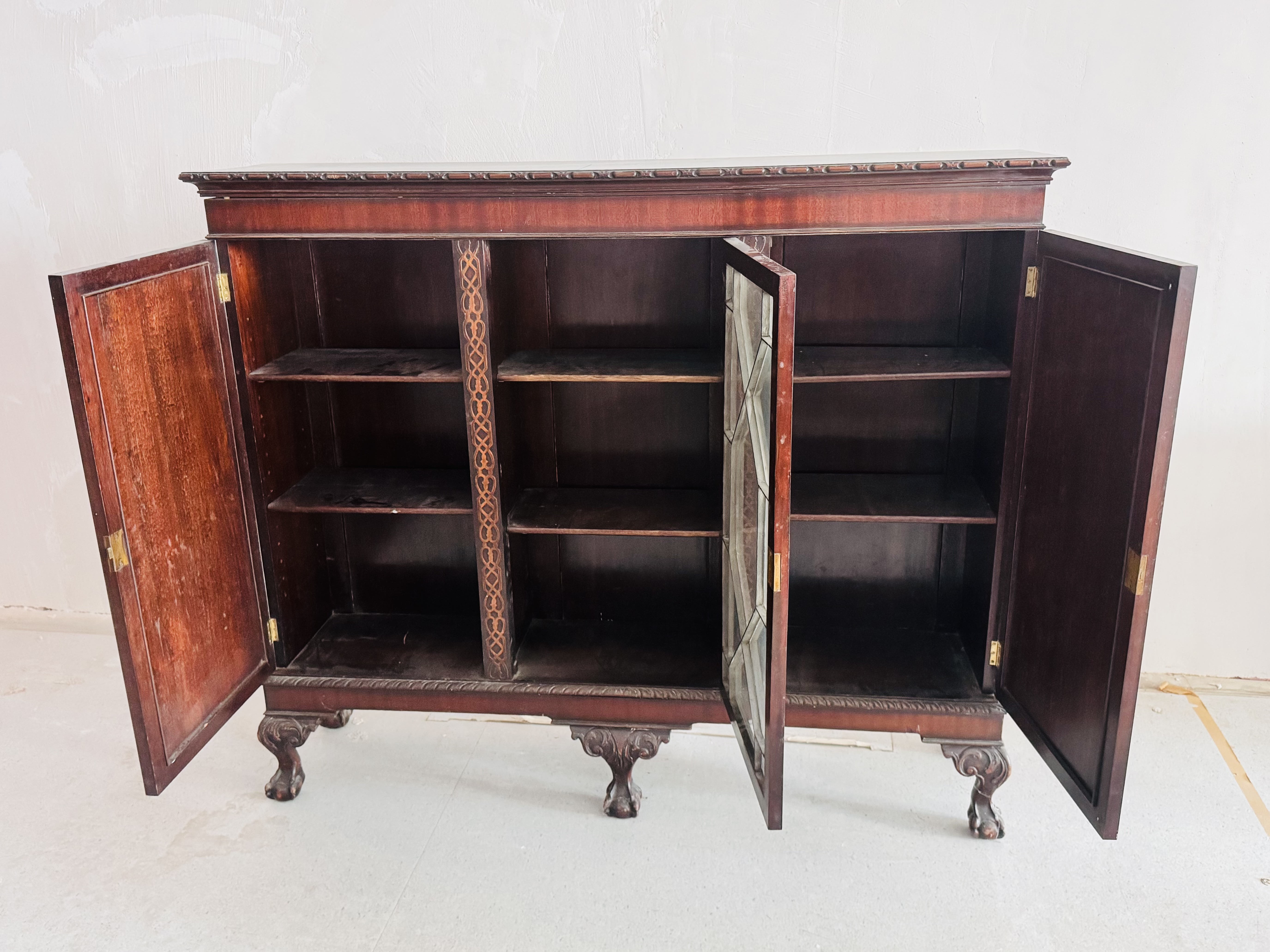 Mahagoni-Bücherschrank mit Krallenfüßen im Chippendale-Stil — Ansicht 2