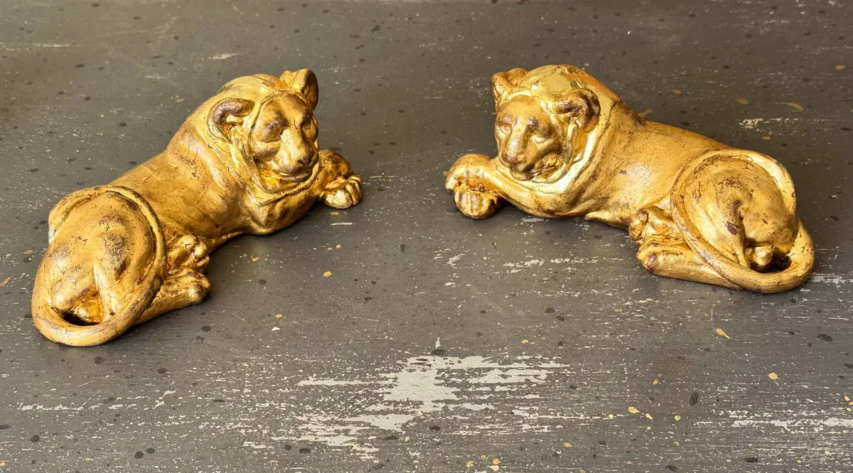 Liegendes Löwenpaar auf Biedermeier-Sekretär, Terrakotta, alte Vergoldung, Ansicht 2