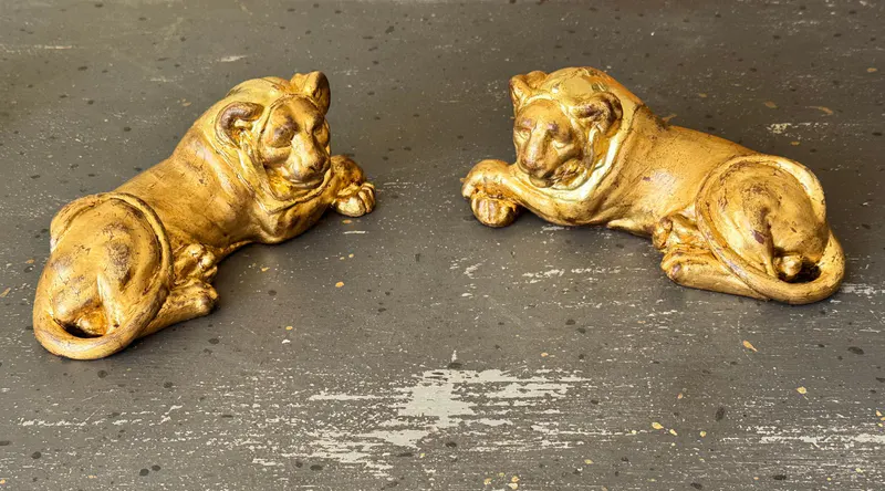 Liegendes Löwenpaar auf Biedermeier-Sekretär, Terrakotta, alte Vergoldung, Ansicht 2