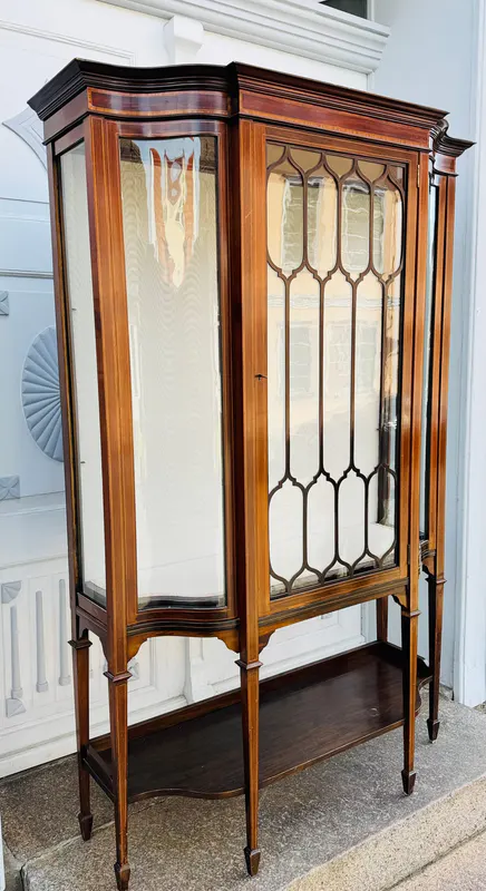 Vitrinenschrank im Sheraton-Stil mit Bombé-Front, Englische Glasvitrine , Ansicht 3