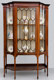 Vitrinenschrank im Sheraton-Stil mit Bombé-Front, Englische Glasvitrine 