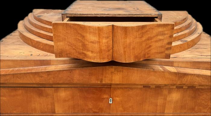 Biedermeier-Kleiderschrank mit Spitzgiebel, Birke, Berlin um 1830 — Ansicht 2