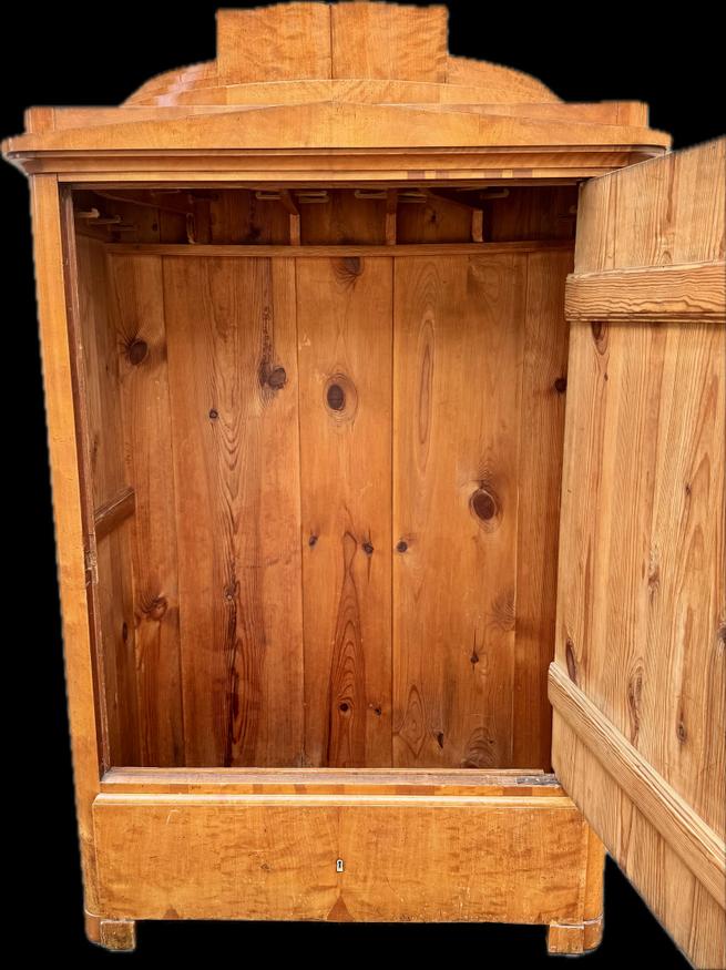 Biedermeier-Kleiderschrank mit Spitzgiebel, Birke, Berlin um 1830 — Ansicht 3