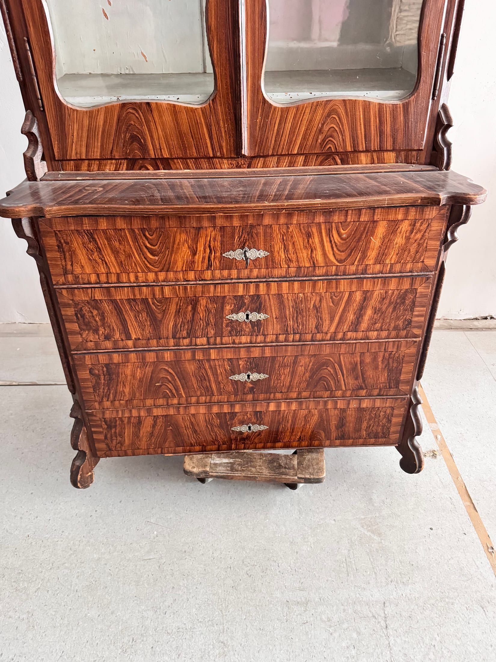 Zweiteiliger Aufsatzschrank mit Vitrine, Deutsch um 1860 — Ansicht 4