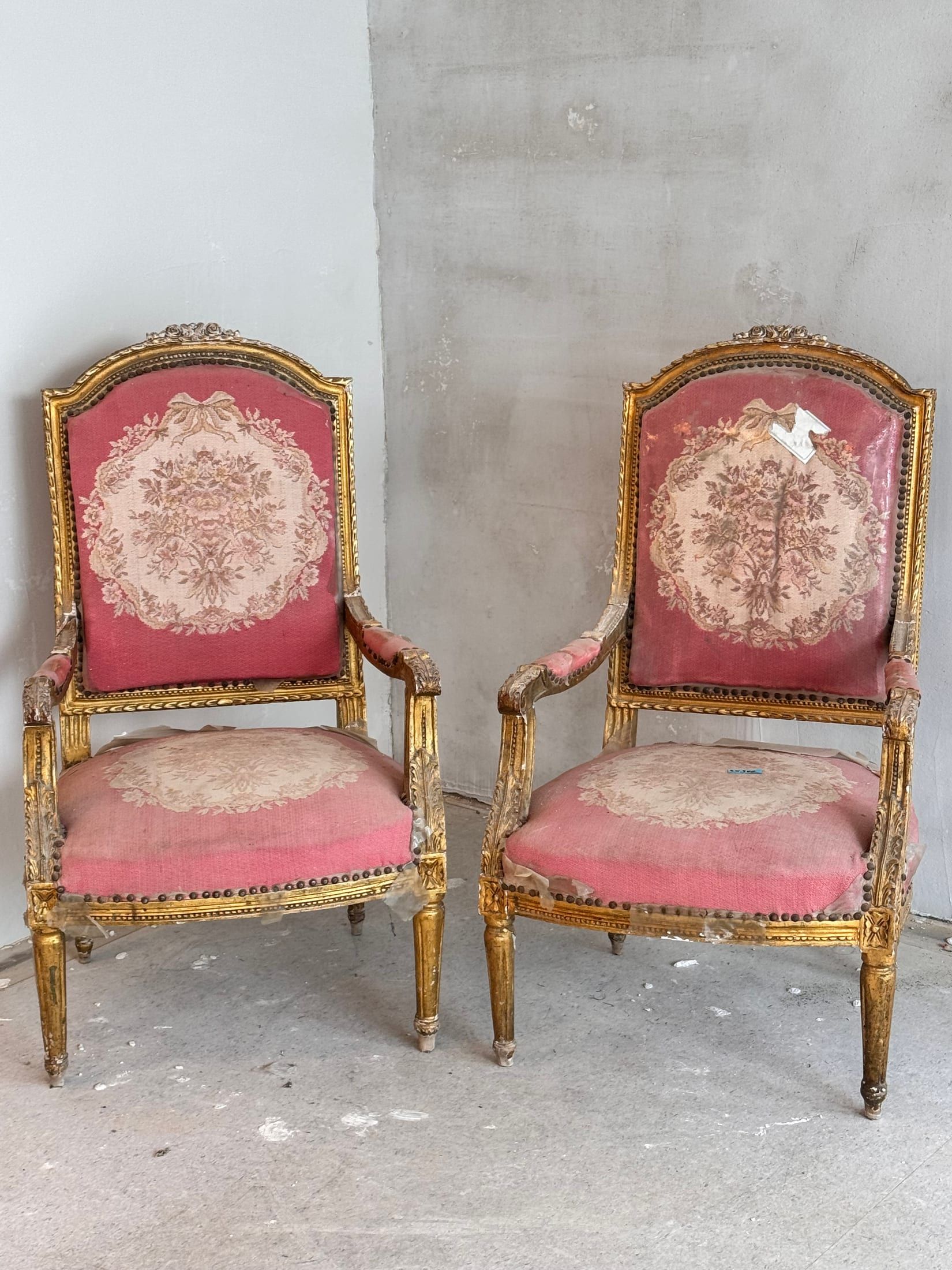 Paar Fauteuils im Louis-XVI-Stil mit Aubusson-Bezug — Ansicht 1