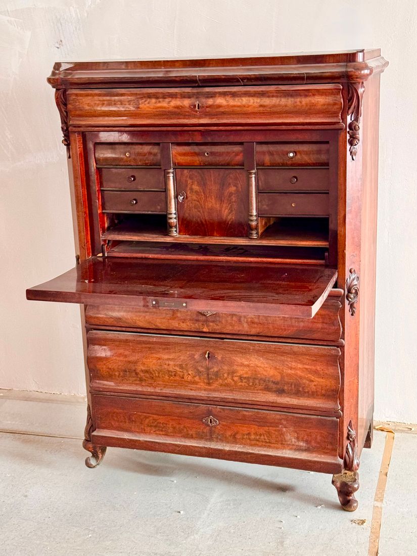 Sekretär mit Schreibkappe und Schubladen, Mahagoni, Spätbiedermeier, Deutsch, um 1840 — Ansicht 1