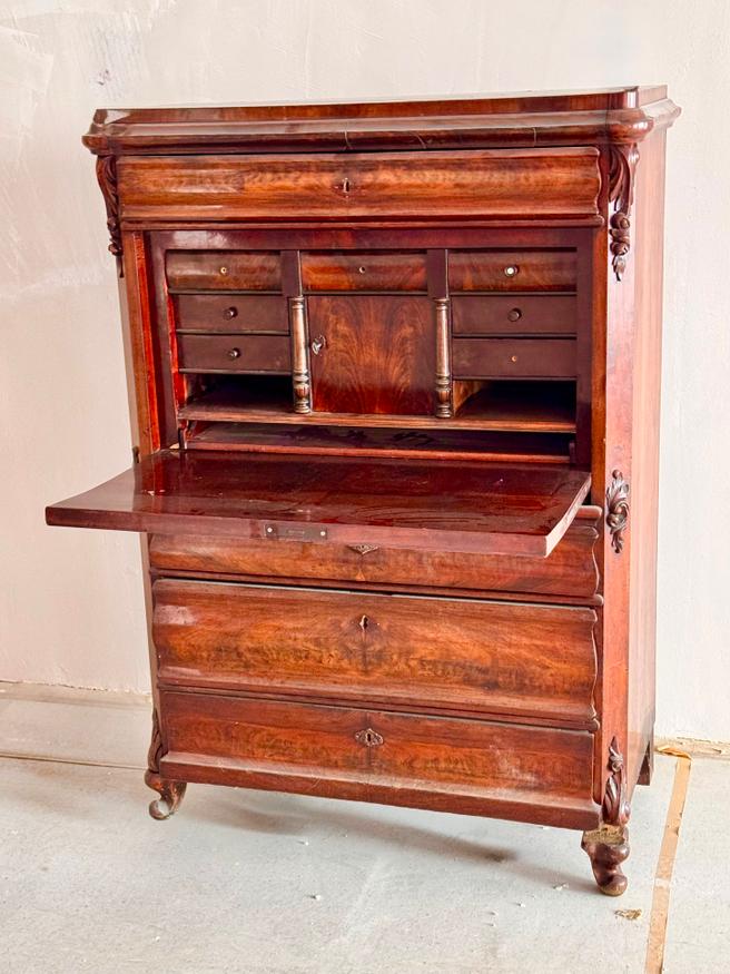 Sekretär mit Schreibkappe und Schubladen, Mahagoni, Spätbiedermeier, Deutsch, um 1840 — Ansicht 1