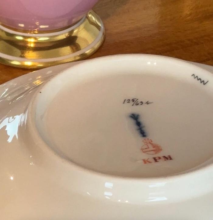 Antike Porträttasse mit Untertasse (sogenannte Königin-Luise-Tasse) der Königlichen Porzellan-Manufaktur Berlin (KPM), verziert mit einem rosa Fond und einem Reliefporträt. — Ansicht 4