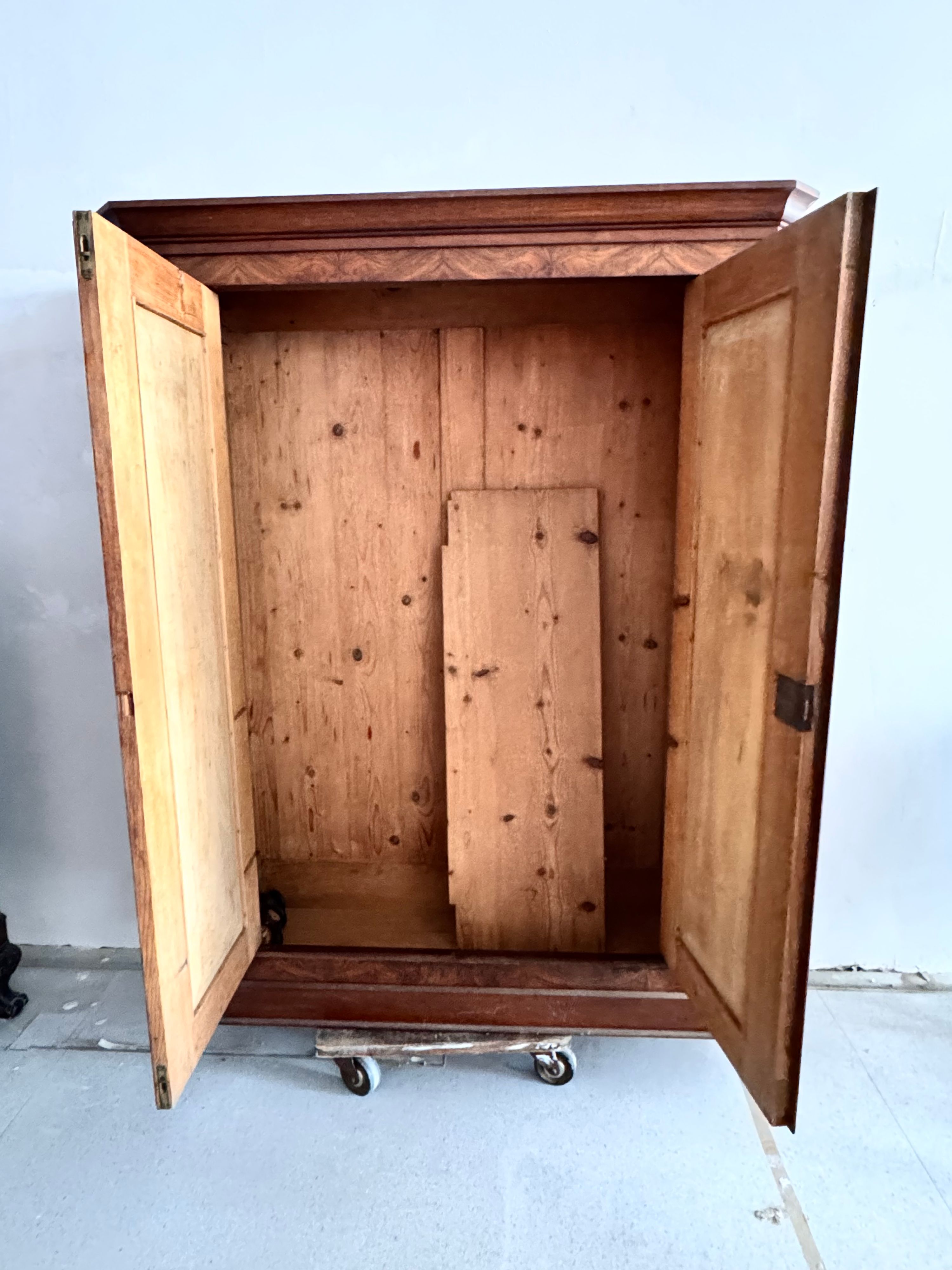 Gründerzeit-Schrank mit Wurzelnussfurnier, zweitürig — Ansicht 3
