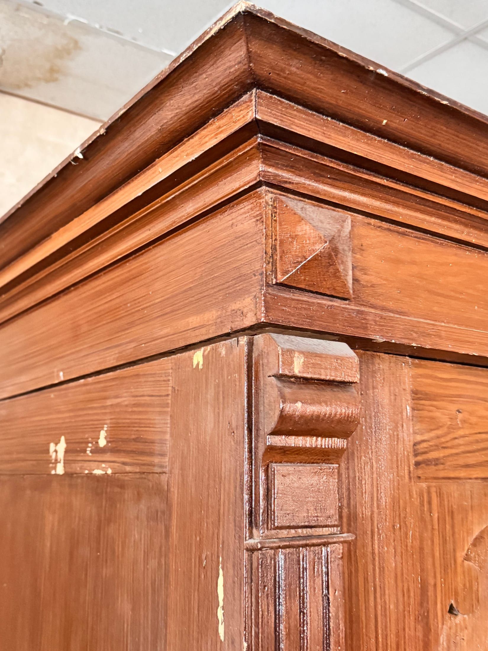 Gründerzeit-Kleiderschrank mit gemaserten Türfüllungen — Ansicht 3