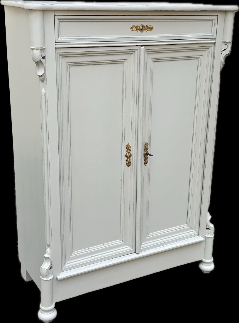Gründerzeit- Vertiko, Deutsch um 1860 mit grauer Fassung mit Messingbeschlägen — Ansicht 1