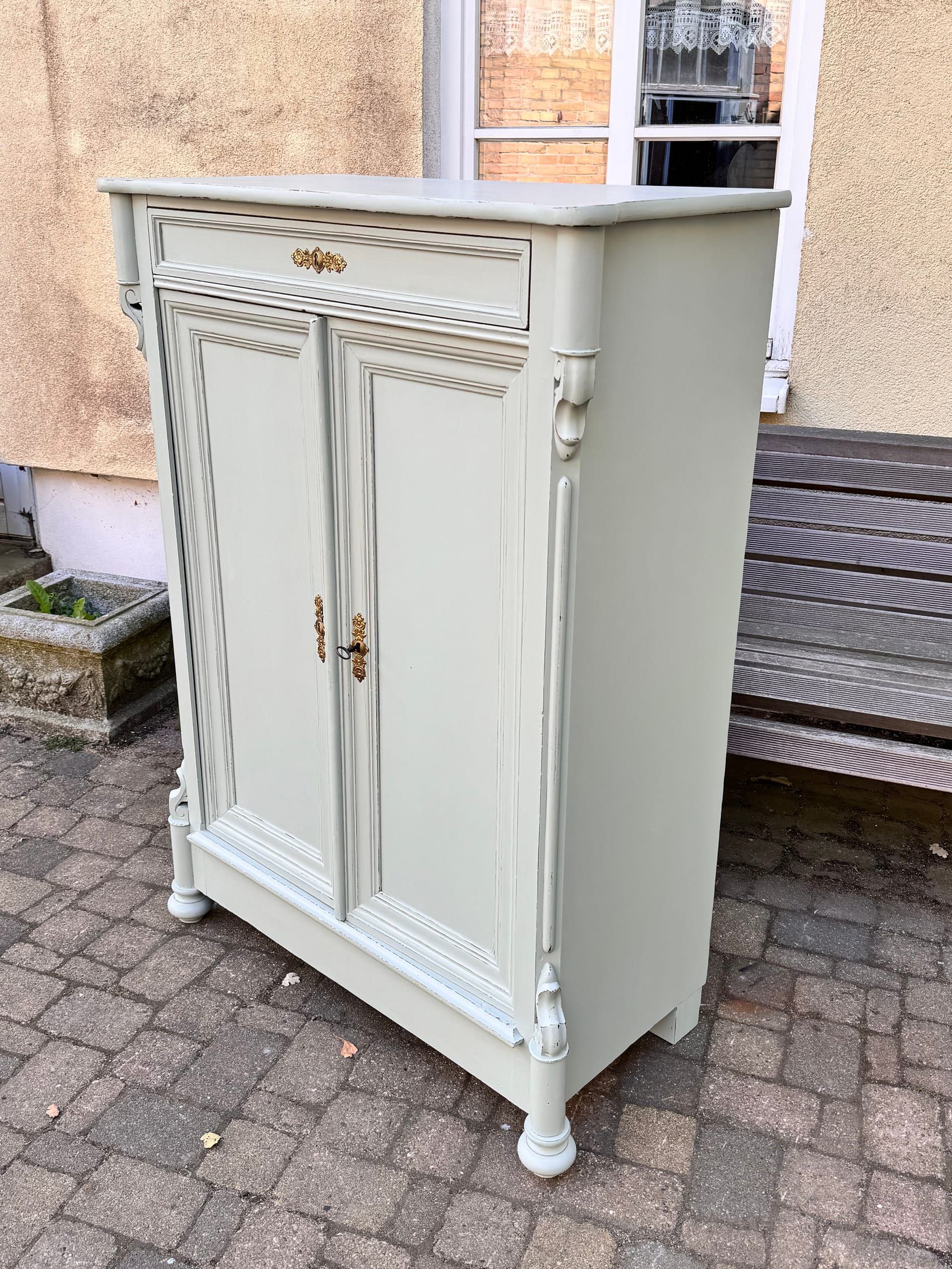 Gründerzeit- Vertiko, Deutsch um 1860 mit grauer Fassung mit Messingbeschlägen — Ansicht 2