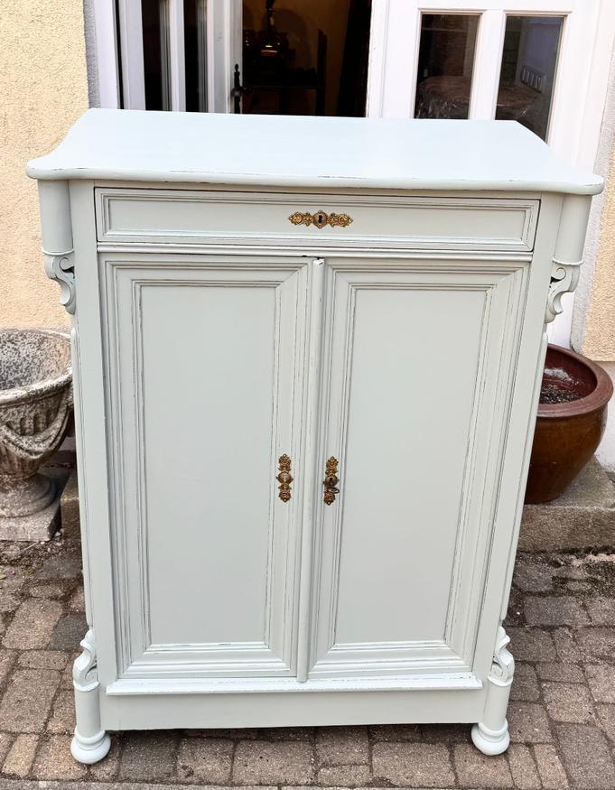 Gründerzeit- Vertiko, Deutsch um 1860 mit grauer Fassung mit Messingbeschlägen — Ansicht 3