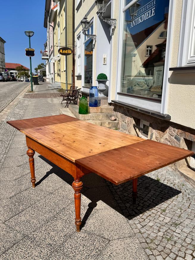 Ausziehbarer Bauerntisch mit gedrechselten Beinen — Ansicht 2