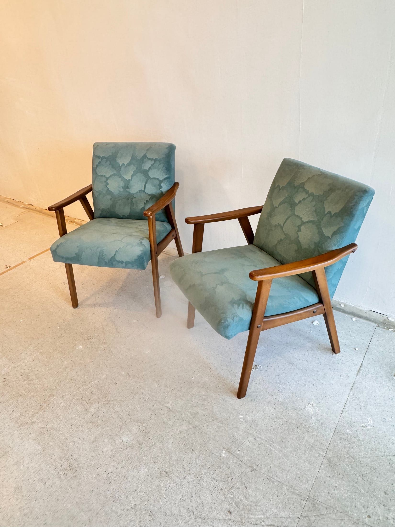 Paar Mid-Century Sessel mit Teakholzgestell