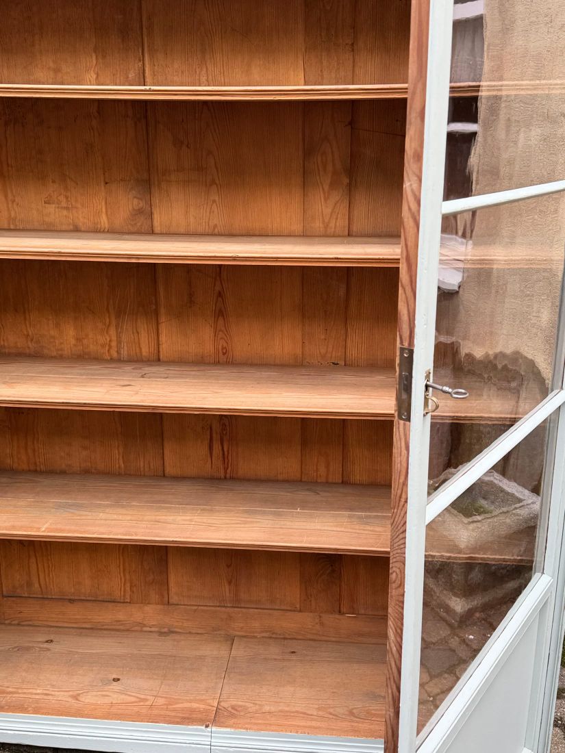 Biedermeier Bücherschrank mit lichtgrauer Fassung, Deutsch um 1840 — Ansicht 2