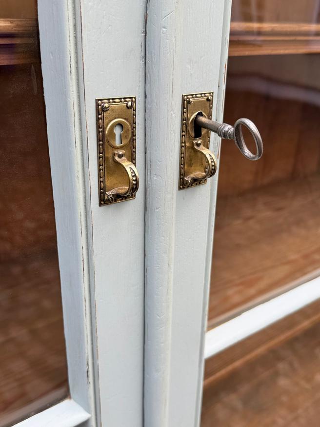 Biedermeier Bücherschrank mit lichtgrauer Fassung, Deutsch um 1840 — Ansicht 3
